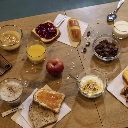 Hotelf1 Ferrand Est *